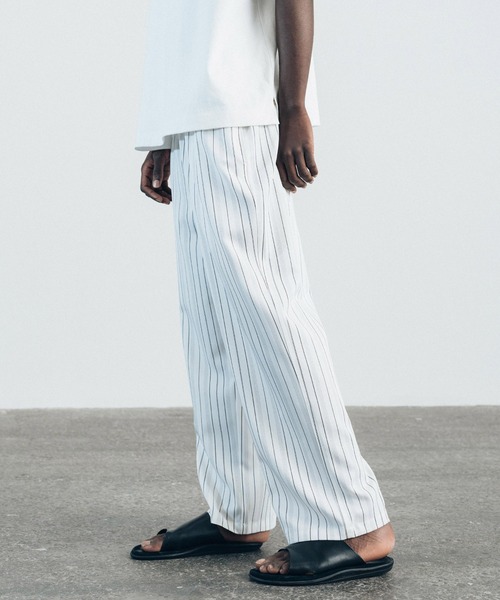 euan.（ユアン）の「euan. マルチストライプ ドライタッチ ワイドストレートイージーパンツ（その他パンツ・メンズ・ホワイト/ブラック・M/L）」の4枚目の写真