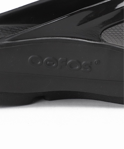 Spick & Span（スピックアンドスパン）の「【OOFOS】Omega（サンダル・レディース・ブラック/ホワイト・23cm/24cm/25cm）」の7枚目の写真