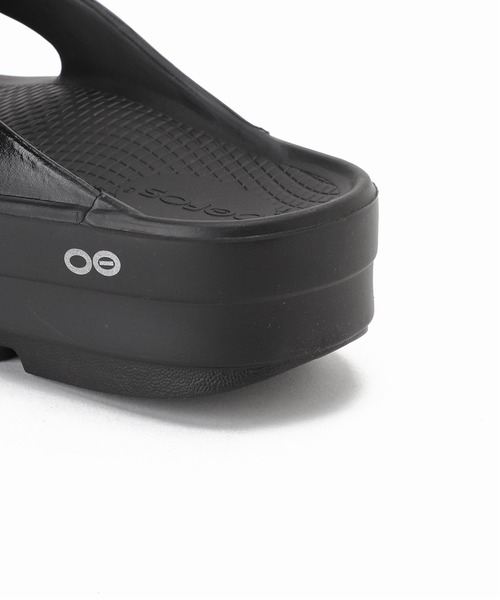 Spick & Span（スピックアンドスパン）の「【OOFOS】Omega（サンダル・レディース・ブラック/ホワイト・23cm/24cm/25cm）」の8枚目の写真