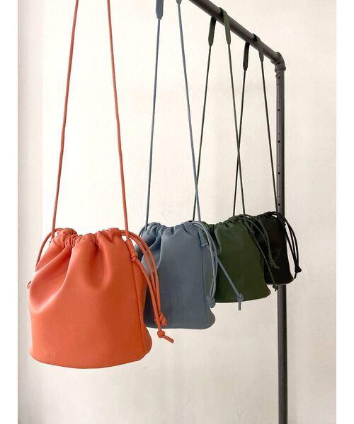 Ungrid（アングリッド）の「ショルダー巾着カラーバッグ（ハンドバッグ・レディース・ブラック/オレンジ/グリーン/ブルー・FREE）」の5枚目の写真