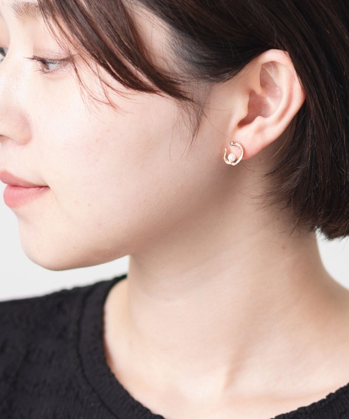 ABBEY MARKET(アビーマーケット)の「【日本製】 アシンメトリーパールピアス TRULY(ピアス(両耳用)・レディース・ゴールド系その他4/ゴールド系その他2/ゴールド/ゴールド系その他/ゴールド系その他3・FREE)」の6枚目の写真