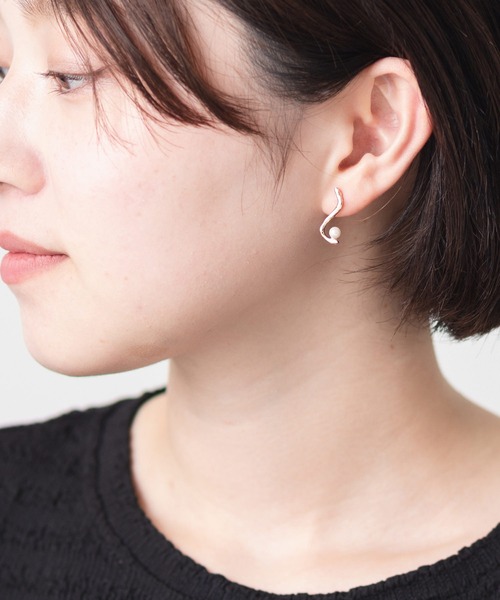 ABBEY MARKET(アビーマーケット)の「【日本製】 アシンメトリーパールピアス TRULY(ピアス(両耳用)・レディース・ゴールド系その他4/ゴールド系その他2/ゴールド/ゴールド系その他/ゴールド系その他3・FREE)」の15枚目の写真