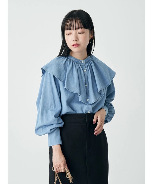 earth music&ecology(アースミュージックアンドエコロジー)の「ラッフルカラーブラウス(シャツ/ブラウス・レディース・チャコールグレー/インディゴブルー・FREE)」の4枚目の写真