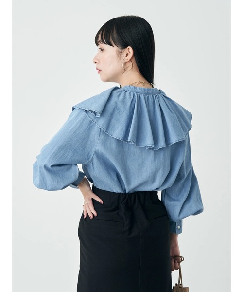 earth music&ecology(アースミュージックアンドエコロジー)の「ラッフルカラーブラウス(シャツ/ブラウス・レディース・チャコールグレー/インディゴブルー・FREE)」の5枚目の写真