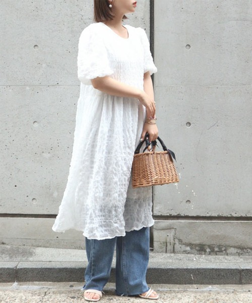 Isn't She?(イズントシー)の「シャーリングパフスリーブワンピース(ワンピース・レディース・クリーム/ピンク/オフホワイト・FREE)」の4枚目の写真