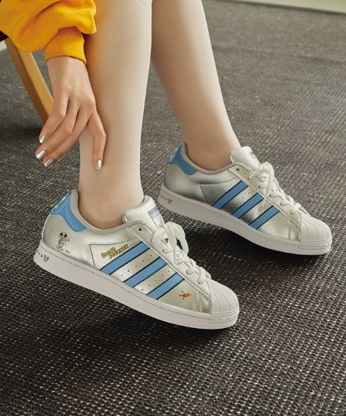 adidas(アディダス)の「adidas アディダス SUPERSTAR スーパースター HQ2174 ABC-MART限定 *SVMT/LBLU/CBLK(スニーカー・メンズ・シルバー・25.5cm/24.5cm/23.5cm/27.5cm/29.0cm/28.5cm/22.0cm/26.0cm/23.0cm/27.0cm/24.0cm/28.0cm/25.0cm/26.5cm/22.5cm)」の4枚目の写真
