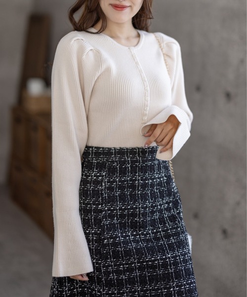 clear（クリア）の「ボリュームスリーブリブニットトップス（ニット/セーター・レディース・アイボリー/グレイッシュベージュ/ブラック/ブルー/オレンジ/マスタード・F）」の2枚目の写真