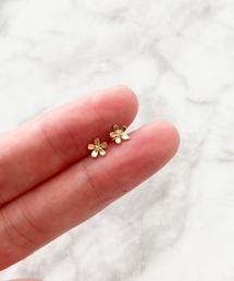 YU-KA : ミニフラワーデザインピアス