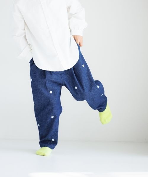 LOWRYS FARM(ローリーズファーム)の「シシュウイージーパンツ 179996(その他パンツ・キッズ・ブルー/アイボリー/ネイビー・110cm/120cm/130cm/140cm/150cm)」の2枚目の写真