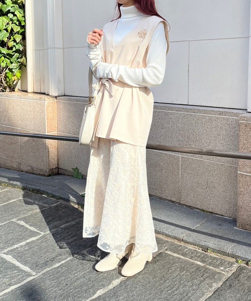 one after another NICE CLAUP（ワンアフターアナザーナイスクラップ）の「NCロゴブローチ付きベスト（ベスト・レディース・ブラック/ホワイト系その他/アイボリー・FREE）」の14枚目の写真