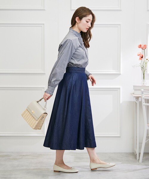 couture brooch（クチュールブローチ）の「◆【オンオフ問わずに大活躍！】先染めピンタック パール調釦フリルシャツ（シャツ/ブラウス・レディース・ブラック系1/サックスブルー系2・38/40/42）」の3枚目の写真