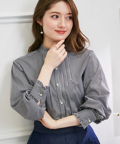 couture brooch（クチュールブローチ）の「◆【オンオフ問わずに大活躍！】先染めピンタック パール調釦フリルシャツ（シャツ/ブラウス・レディース・ブラック系1/サックスブルー系2・38/40/42）」の5枚目の写真