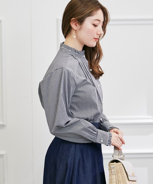 couture brooch（クチュールブローチ）の「◆【オンオフ問わずに大活躍！】先染めピンタック パール調釦フリルシャツ（シャツ/ブラウス・レディース・ブラック系1/サックスブルー系2・38/40/42）」の6枚目の写真