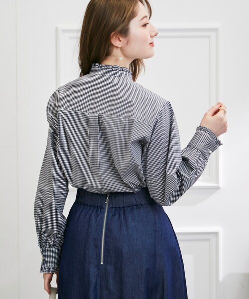 couture brooch（クチュールブローチ）の「◆【オンオフ問わずに大活躍！】先染めピンタック パール調釦フリルシャツ（シャツ/ブラウス・レディース・ブラック系1/サックスブルー系2・38/40/42）」の7枚目の写真