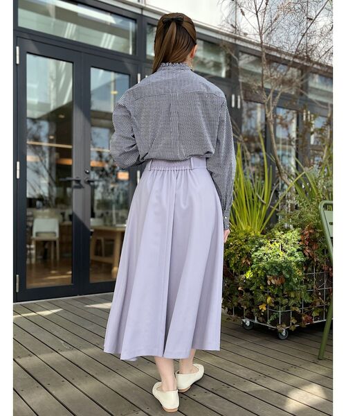 couture brooch（クチュールブローチ）の「◆【オンオフ問わずに大活躍！】先染めピンタック パール調釦フリルシャツ（シャツ/ブラウス・レディース・ブラック系1/サックスブルー系2・38/40/42）」の10枚目の写真