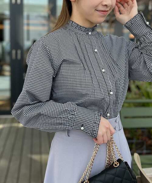 couture brooch（クチュールブローチ）の「◆【オンオフ問わずに大活躍！】先染めピンタック パール調釦フリルシャツ（シャツ/ブラウス・レディース・ブラック系1/サックスブルー系2・38/40/42）」の11枚目の写真