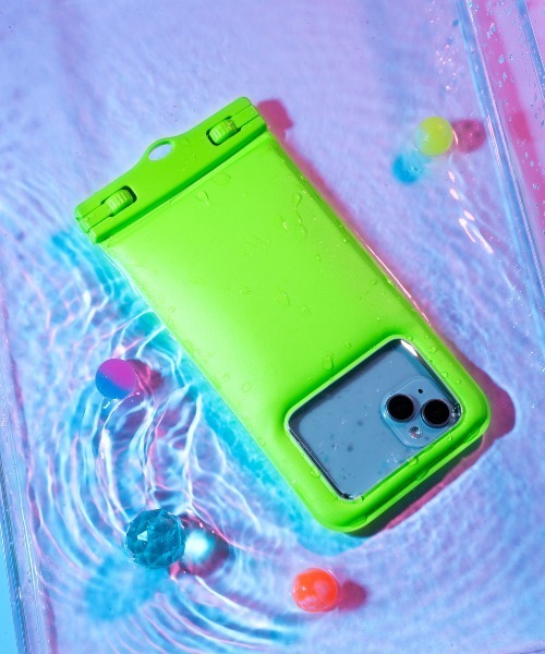 Hamee(ハミィ)の「各種スマートフォン対応 DIVAID フローティング 防水ケース IP68防水・防塵性能 ワイドサイズ ショルダーストラップ(スマホケース/カバー・レディース・ライトパープル/ホワイト/レインボー/ブラック/ライトブルー/フューシャピンク/シアン/オレンジ/イエロー/グリーン系・FREE)」の4枚目の写真