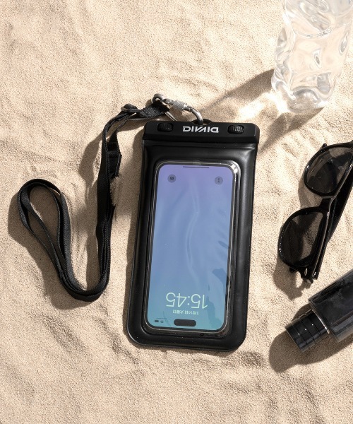 Hamee(ハミィ)の「各種スマートフォン対応 DIVAID フローティング 防水ケース IP68防水・防塵性能 ワイドサイズ ショルダーストラップ(スマホケース/カバー・レディース・ライトパープル/ホワイト/レインボー/ブラック/ライトブルー/フューシャピンク/シアン/オレンジ/イエロー/グリーン系・FREE)」の3枚目の写真