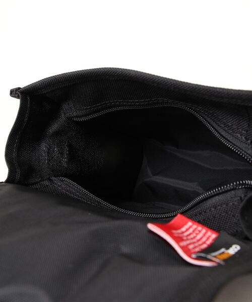 Manhattan Portage（マンハッタンポーテージ）の「Little Apple Shoulder Bag（ショルダーバッグ・メンズ・ブラック・X-SMALL）」の6枚目の写真