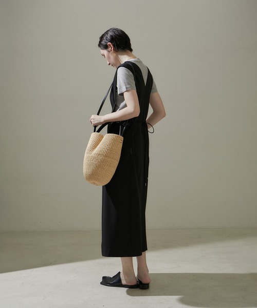 SALON adam et rope'（サロン アダム エ ロペ）の「[24SS]Vネックジャンパースカート【洗える・UVケア・防シワ】（ジャンパースカート・レディース・ベージュ系その他/ブラック・FREE）」の3枚目の写真