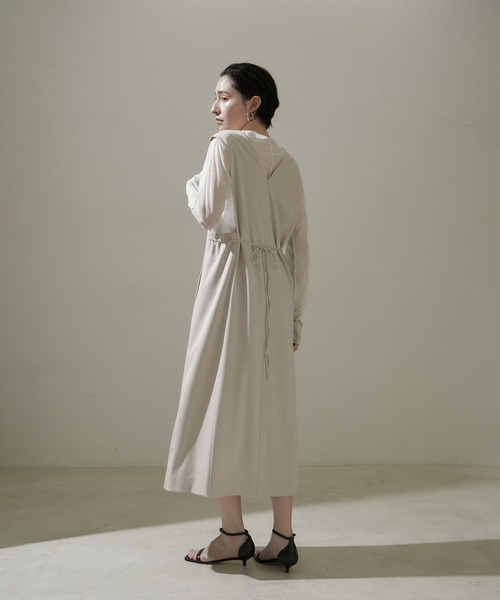 SALON adam et rope'（サロン アダム エ ロペ）の「[24SS]Vネックジャンパースカート【洗える・UVケア・防シワ】（ジャンパースカート・レディース・ベージュ系その他/ブラック・FREE）」の5枚目の写真