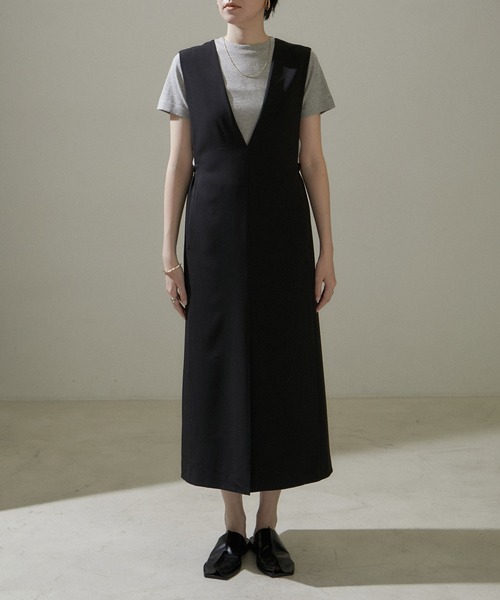 SALON adam et rope'（サロン アダム エ ロペ）の「[24SS]Vネックジャンパースカート【洗える・UVケア・防シワ】（ジャンパースカート・レディース・ベージュ系その他/ブラック・FREE）」の8枚目の写真