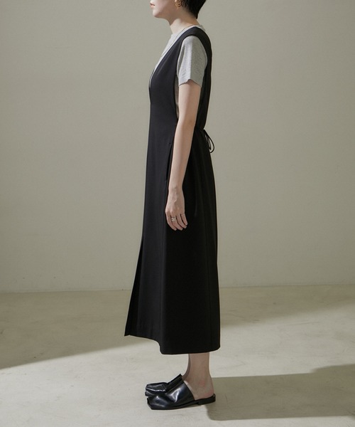 SALON adam et rope'（サロン アダム エ ロペ）の「[24SS]Vネックジャンパースカート【洗える・UVケア・防シワ】（ジャンパースカート・レディース・ベージュ系その他/ブラック・FREE）」の13枚目の写真