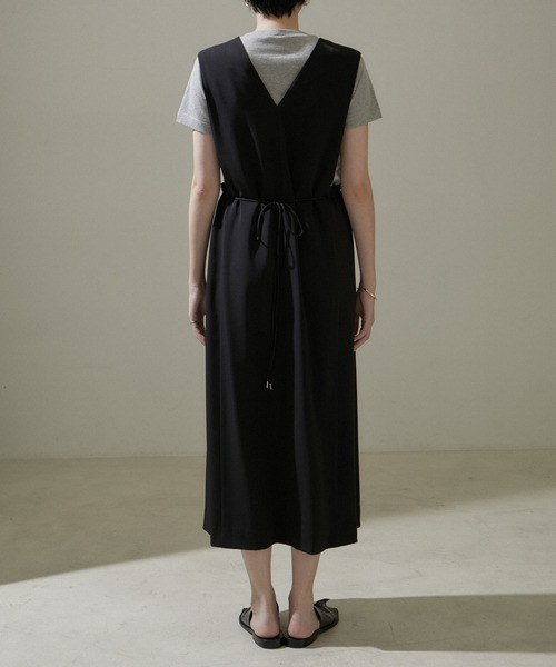 SALON adam et rope'（サロン アダム エ ロペ）の「[24SS]Vネックジャンパースカート【洗える・UVケア・防シワ】（ジャンパースカート・レディース・ベージュ系その他/ブラック・FREE）」の14枚目の写真