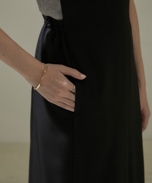 SALON adam et rope'（サロン アダム エ ロペ）の「[24SS]Vネックジャンパースカート【洗える・UVケア・防シワ】（ジャンパースカート・レディース・ベージュ系その他/ブラック・FREE）」の9枚目の写真