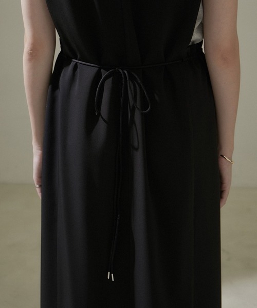 SALON adam et rope'（サロン アダム エ ロペ）の「[24SS]Vネックジャンパースカート【洗える・UVケア・防シワ】（ジャンパースカート・レディース・ベージュ系その他/ブラック・FREE）」の11枚目の写真