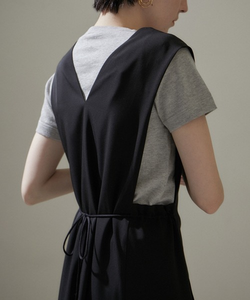 SALON adam et rope'（サロン アダム エ ロペ）の「[24SS]Vネックジャンパースカート【洗える・UVケア・防シワ】（ジャンパースカート・レディース・ベージュ系その他/ブラック・FREE）」の20枚目の写真