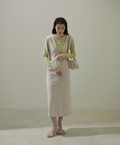 SALON adam et rope'（サロン アダム エ ロペ）の「[24SS]Vネックジャンパースカート【洗える・UVケア・防シワ】（ジャンパースカート・レディース・ベージュ系その他/ブラック・FREE）」の21枚目の写真