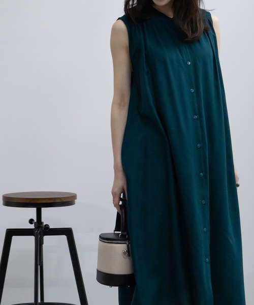 Howdy Marie(ハウディ―マリー)の「【 接触冷感 UVカット 】Howdy Marie インドレーヨン 肩シャーリングワンピース ジレ(ワンピース・レディース・グリーン系/パープル/ブラック・フリー)」の2枚目の写真