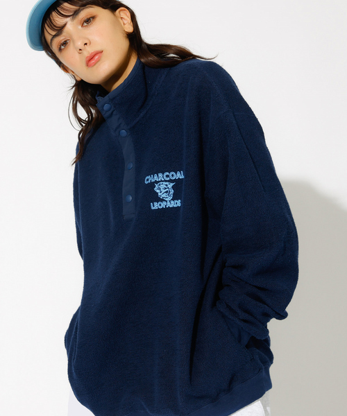 AMERICANA（アメリカーナ）の「【ORIGINAL Charcoal × Americana】Leopards フリース / ブルゾン【オリジナル チャコール × アメリカーナ】コラボレーション（ブルゾン・レディース・レッド/ネイビー・フリー）」の2枚目の写真