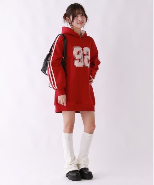 repipi armario（レピピ アルマリオ）の「【裏起毛】ナンバリングフーディワンピース（ワンピース・キッズ・ブラック/グレー/レッド・SMALL/MEDIUM/LARGE）」の3枚目の写真