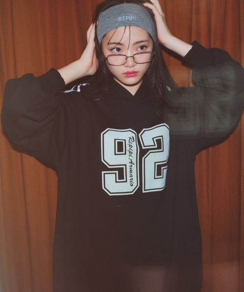 repipi armario（レピピ アルマリオ）の「【裏起毛】ナンバリングフーディワンピース（ワンピース・キッズ・ブラック/グレー/レッド・SMALL/MEDIUM/LARGE）」の4枚目の写真