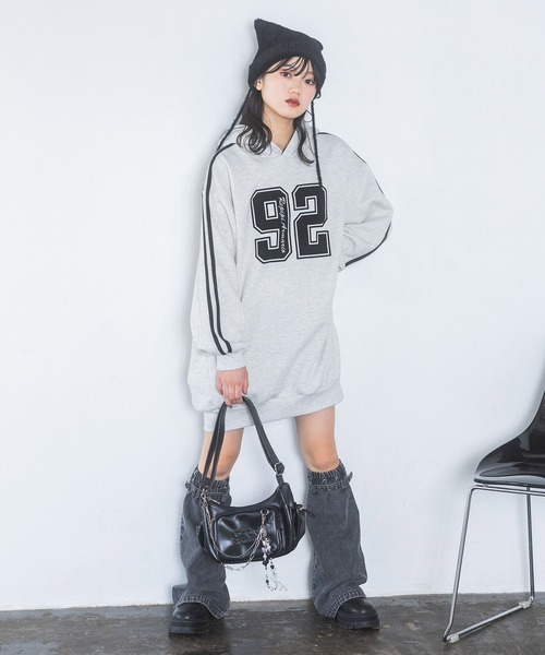 repipi armario（レピピ アルマリオ）の「【裏起毛】ナンバリングフーディワンピース（ワンピース・キッズ・ブラック/グレー/レッド・SMALL/MEDIUM/LARGE）」の6枚目の写真