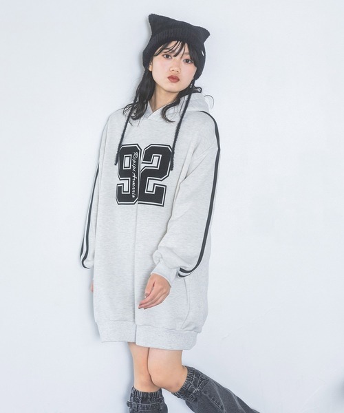 repipi armario（レピピ アルマリオ）の「【裏起毛】ナンバリングフーディワンピース（ワンピース・キッズ・ブラック/グレー/レッド・SMALL/MEDIUM/LARGE）」の7枚目の写真