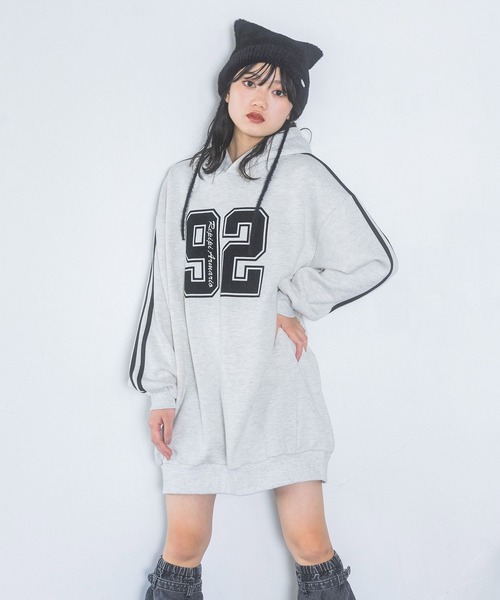 repipi armario（レピピ アルマリオ）の「【裏起毛】ナンバリングフーディワンピース（ワンピース・キッズ・ブラック/グレー/レッド・SMALL/MEDIUM/LARGE）」の8枚目の写真