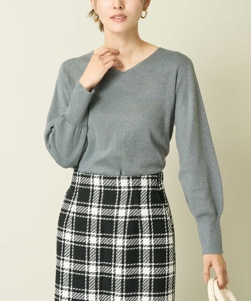 a.v.v（アーヴェヴェ）の「【洗える】ラメVネックパフスリーブニット（アンサンブル対応）（ニット/セーター・レディース・グレー/アイボリー/ミント・38/36/40/42/34）」の2枚目の写真