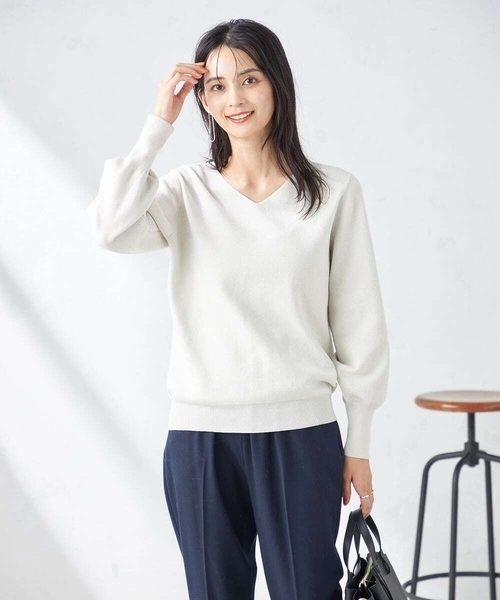 a.v.v（アーヴェヴェ）の「【洗える】ラメVネックパフスリーブニット（アンサンブル対応）（ニット/セーター・レディース・グレー/アイボリー/ミント・38/36/40/42/34）」の5枚目の写真