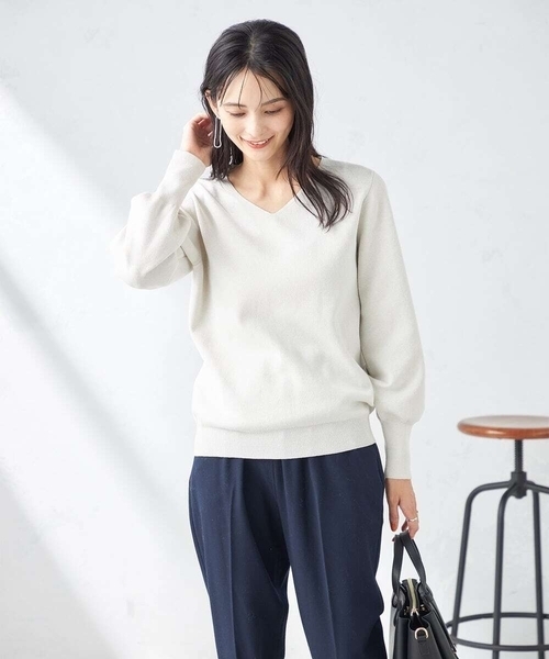 a.v.v（アーヴェヴェ）の「【洗える】ラメVネックパフスリーブニット（アンサンブル対応）（ニット/セーター・レディース・グレー/アイボリー/ミント・38/36/40/42/34）」の6枚目の写真