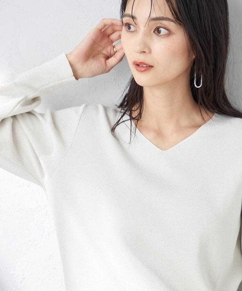 a.v.v（アーヴェヴェ）の「【洗える】ラメVネックパフスリーブニット（アンサンブル対応）（ニット/セーター・レディース・グレー/アイボリー/ミント・38/36/40/42/34）」の7枚目の写真