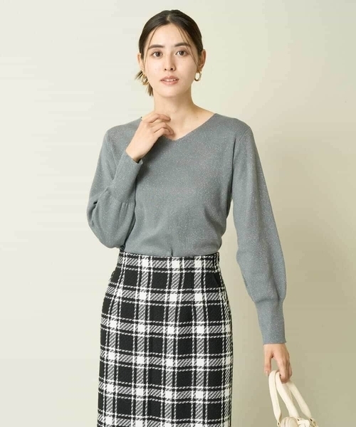 a.v.v（アーヴェヴェ）の「【洗える】ラメVネックパフスリーブニット（アンサンブル対応）（ニット/セーター・レディース・グレー/アイボリー/ミント・38/36/40/42/34）」の19枚目の写真