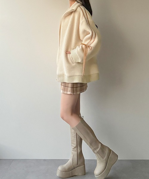 JUNOAH（ジュノア）の「袖リボンボアジャケット（ブルゾン・レディース・モカ/アイボリー/ブラック・SMALL/X-LARGE/LARGE/MEDIUM）」の5枚目の写真