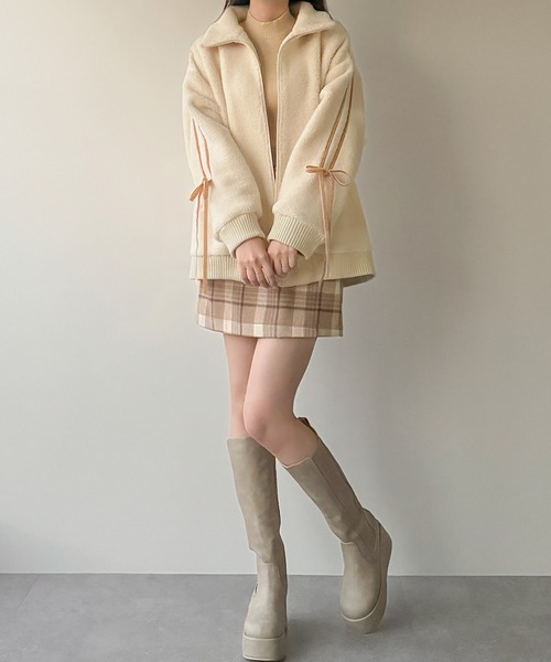 JUNOAH（ジュノア）の「袖リボンボアジャケット（ブルゾン・レディース・モカ/アイボリー/ブラック・SMALL/X-LARGE/LARGE/MEDIUM）」の6枚目の写真