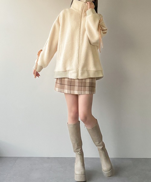 JUNOAH（ジュノア）の「袖リボンボアジャケット（ブルゾン・レディース・モカ/アイボリー/ブラック・SMALL/X-LARGE/LARGE/MEDIUM）」の7枚目の写真