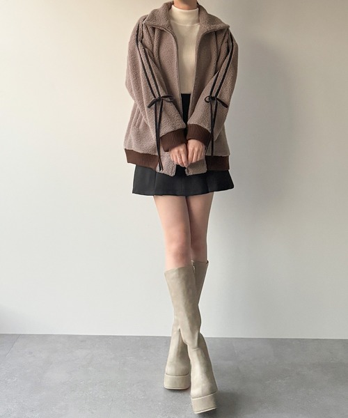 JUNOAH（ジュノア）の「袖リボンボアジャケット（ブルゾン・レディース・モカ/アイボリー/ブラック・SMALL/X-LARGE/LARGE/MEDIUM）」の15枚目の写真