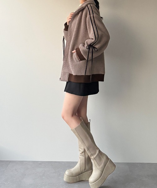 JUNOAH（ジュノア）の「袖リボンボアジャケット（ブルゾン・レディース・モカ/アイボリー/ブラック・SMALL/X-LARGE/LARGE/MEDIUM）」の16枚目の写真