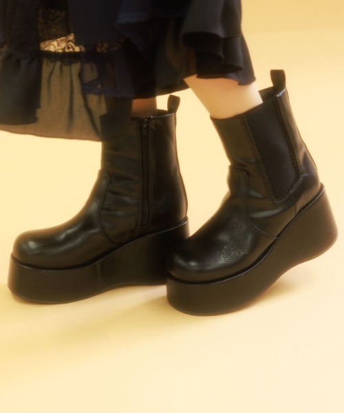 axes femme（アクシーズファム）の「薔薇エンボス厚底ブーツ（ブーツ・レディース・ブラック/キナリ・MEDIUM/LARGE）」の2枚目の写真